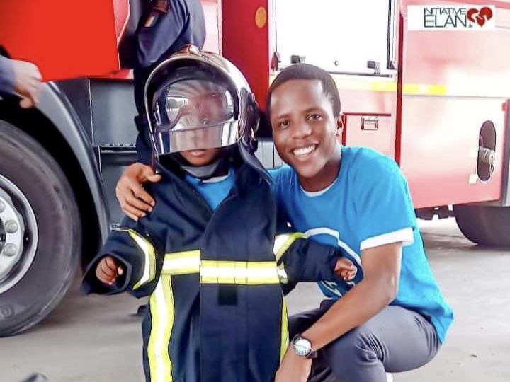 Enfant avec une combinaison de pompier.