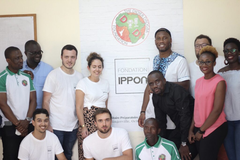 Didier Drogba en compagnie des membres de la Fondation IPPON
