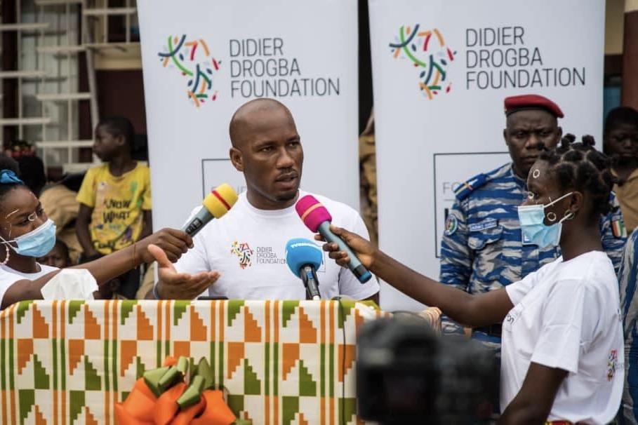 Didier Drogba prononçant un discours pendant une activité caritative.