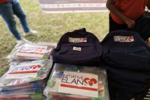 Article : Distribution de kits scolaires par l’Initiative Élan du Cœur ( IEC )